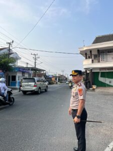 Mbminvestigasi.com | Tingkatkan Pelayanan Prima, Kapolres Pesisir Barat AKBP Rinto Haivan Simbolon Pimpin Langsung Pengamanan dan Pengaturan Lalin di Simpang Tugu Tuhuk
