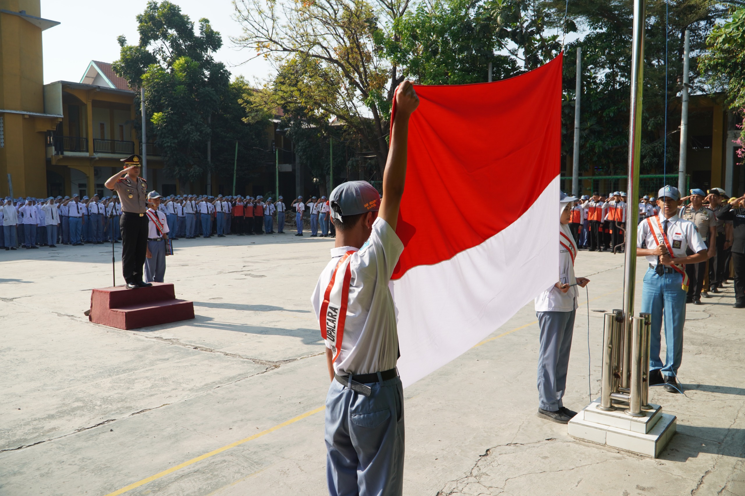 Mbminvestigasi.com | Polri Peduli Pendidikan, Kapolres Pasuruan Ajak Pelajar SMKN 1 Bangil Hindari Tawuran, Narkoba dan Bullying Mbminvestigasi.com | Polri Peduli Pendidikan, Kapolres Pasuruan Ajak Pelajar SMKN 1 Bangil Hindari Tawuran, Narkoba dan Bullying
