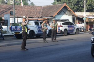 Mbminvestigasi.com | Kapolres Pasuruan Turun Langsung Pantau Pelayanan Lalu Lintas, Wujudkan Kehadiran Polisi di Tengah Masyarakat