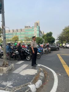 Mbminvestigasi.com | Polsek Tanjung Priok Hadir Sejak Pagi, Bantu Kelancaran Lalu Lintas dan Aktivitas Masyarakat