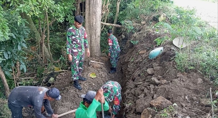 Mbminvestigasi.com | TNI dan Warga Sambirejo Turun Tangan, Gotong Royong Jadi Kekuatan Membangun Desa