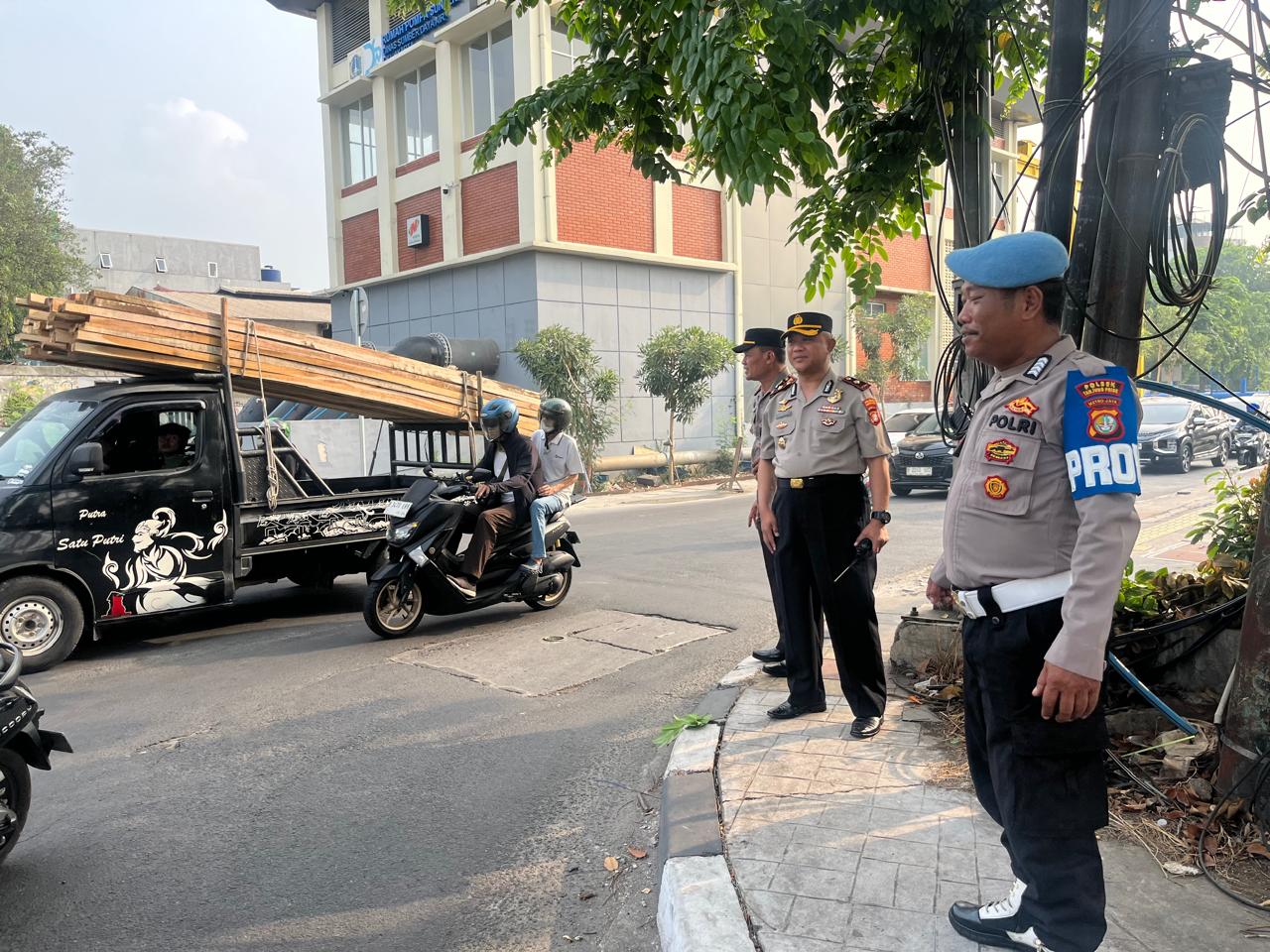 Mbminvestigasi.com | Polsek Tanjung Priok Hadir Sejak Pagi, Bantu Kelancaran Lalu Lintas dan Aktivitas Masyarakat