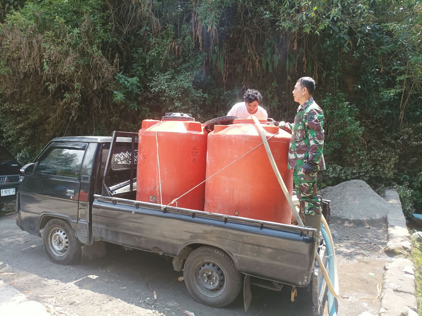Mbminvestigasi.com | Peduli Warga Terdampak Kekeringan, Babinsa Koramil Selo Bantu Penuhi Kebutuhan Air Bersih Mbminvestigasi.com | Peduli Warga Terdampak Kekeringan, Babinsa Koramil Selo Bantu Penuhi Kebutuhan Air Bersih