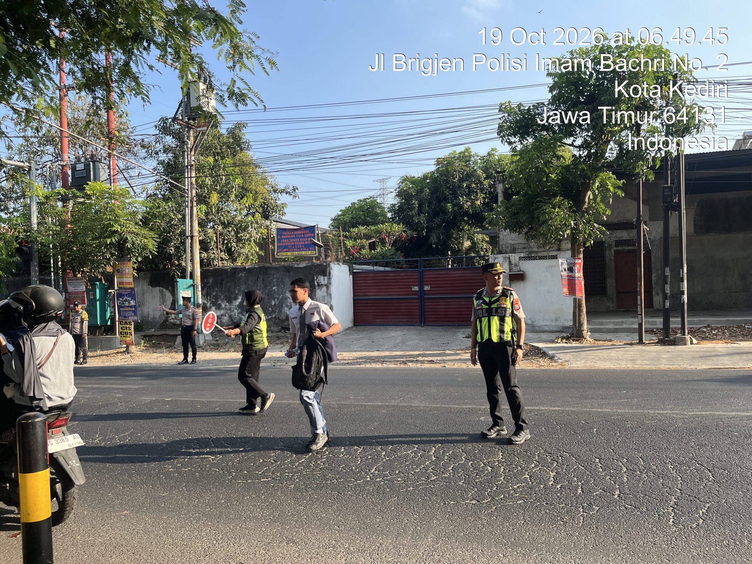 Mbminvestigasi.com | Polisi Hadir untuk Pelajar, Kapolres Kediri Kota Pastikan Aktivitas Pagi Berjalan Aman dan Lancar