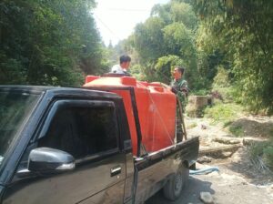 Mbminvestigasi.com | Peduli Warga Terdampak Kekeringan, Babinsa Koramil Selo Bantu Penuhi Kebutuhan Air Bersih