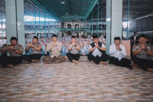 Mbminvestigasi.com | Kapolda Jatim Irjen Pol Dekananto Eko Purwono Silaturahmi ke Sejumlah Ponpes di Kediri, Tanamkan Pesan Kamtibmas kepada Santri