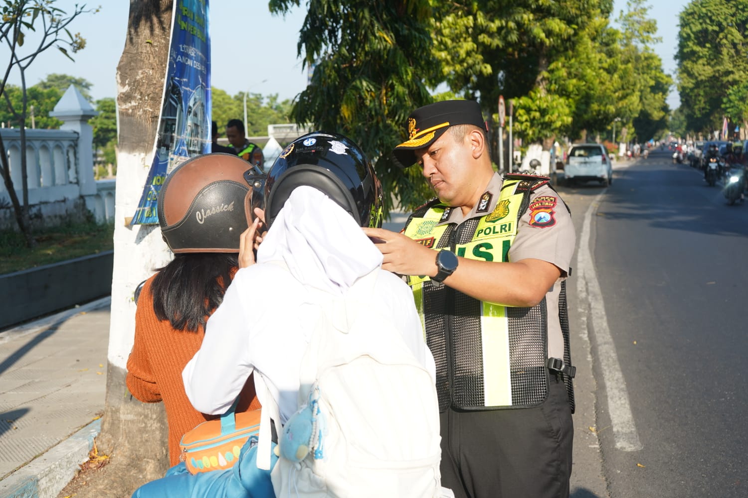 Mbminvestigasi.com | Dekat dengan Pelajar, Kapolres Kediri Bagikan Helm untuk Ingatkan Keselamatan Berkendara Mbminvestigasi.com | Dekat dengan Pelajar, Kapolres Kediri Bagikan Helm untuk Ingatkan Keselamatan Berkendara