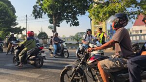 Mbminvestigasi.com | Dekat dengan Pelajar, Kapolres Kediri Bagikan Helm untuk Ingatkan Keselamatan Berkendara