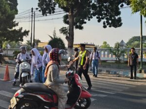 Mbminvestigasi.com | Dekat dengan Pelajar, Kapolres Kediri Bagikan Helm untuk Ingatkan Keselamatan Berkendara