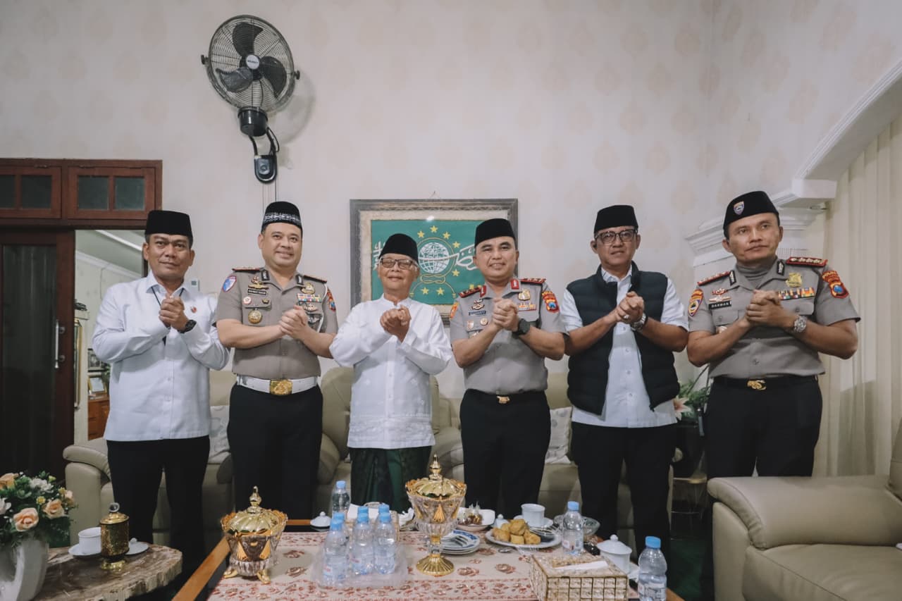 Mbminvestigasi.com | Perkuat Sinergi Kamtibmas, Kapolda Jatim Silaturahmi dengan Sejumlah Ulama di Kediri Mbminvestigasi.com | Perkuat Sinergi Kamtibmas, Kapolda Jatim Silaturahmi dengan Sejumlah Ulama di Kediri