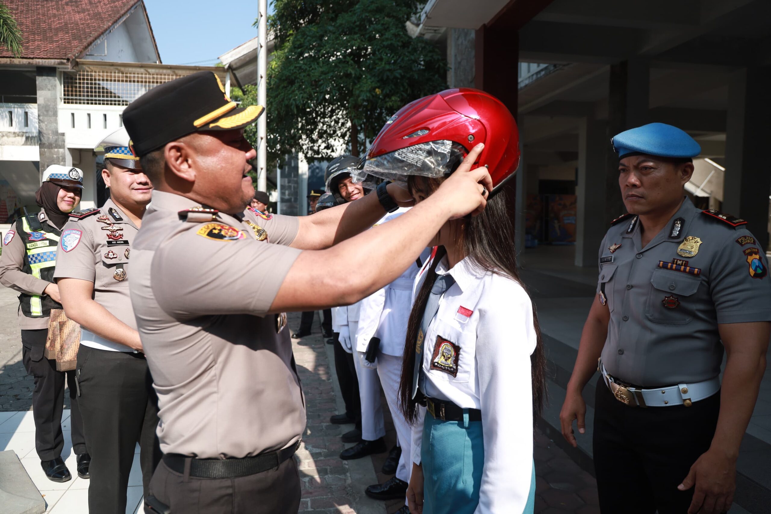 Mbminvestigasi.com | Polisi Bersama Masyarakat: Aksi Simpatik Polres Jember Edukasi Keselamatan Berkendara Mbminvestigasi.com | Polisi Bersama Masyarakat: Aksi Simpatik Polres Jember Edukasi Keselamatan Berkendara