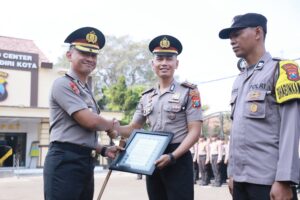 Mbminvestigasi.com | Kapolres Kediri Kota Beri Penghargaan kepada 33 Personel dan Mitra Polri, Apresiasi Prestasi hingga Pencegahan Konflik