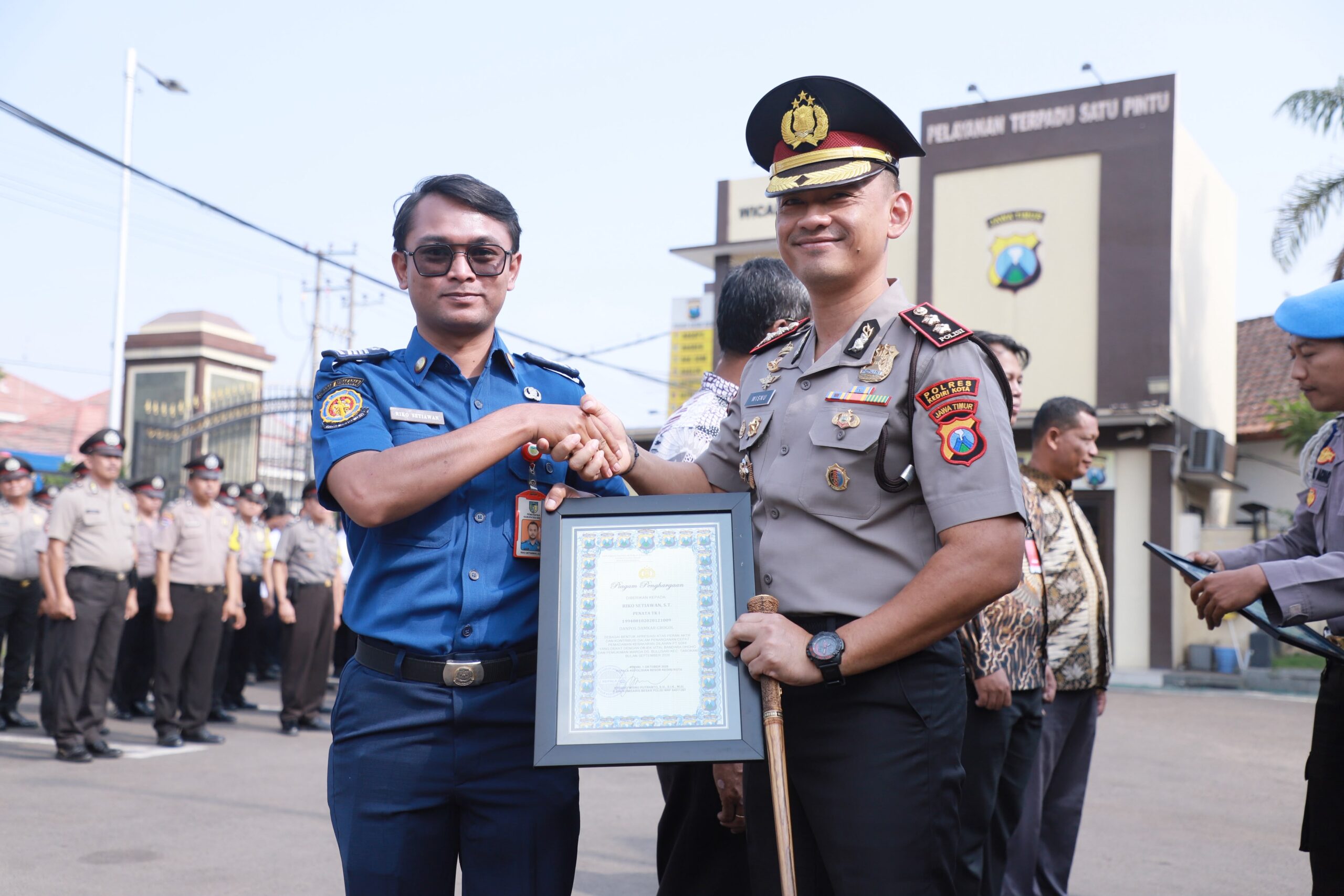 Mbminvestigasi.com | Kapolres Kediri Kota Beri Penghargaan kepada 33 Personel dan Mitra Polri, Apresiasi Prestasi hingga Pencegahan Konflik Mbminvestigasi.com | Kapolres Kediri Kota Beri Penghargaan kepada 33 Personel dan Mitra Polri, Apresiasi Prestasi hingga Pencegahan Konflik