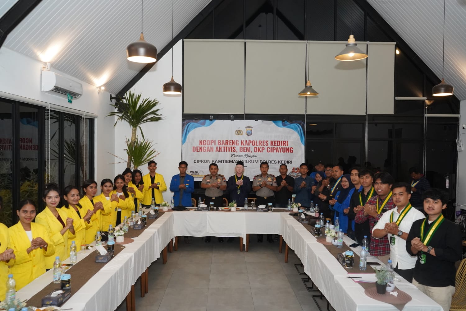 Mbminvestigasi.com | Kapolres Kediri Buka Dialog dengan Aktivis dan BEM, Mahasiswa Usulkan Forum Aspirasi Lebih Intensif Mbminvestigasi.com | Kapolres Kediri Buka Dialog dengan Aktivis dan BEM, Mahasiswa Usulkan Forum Aspirasi Lebih Intensif