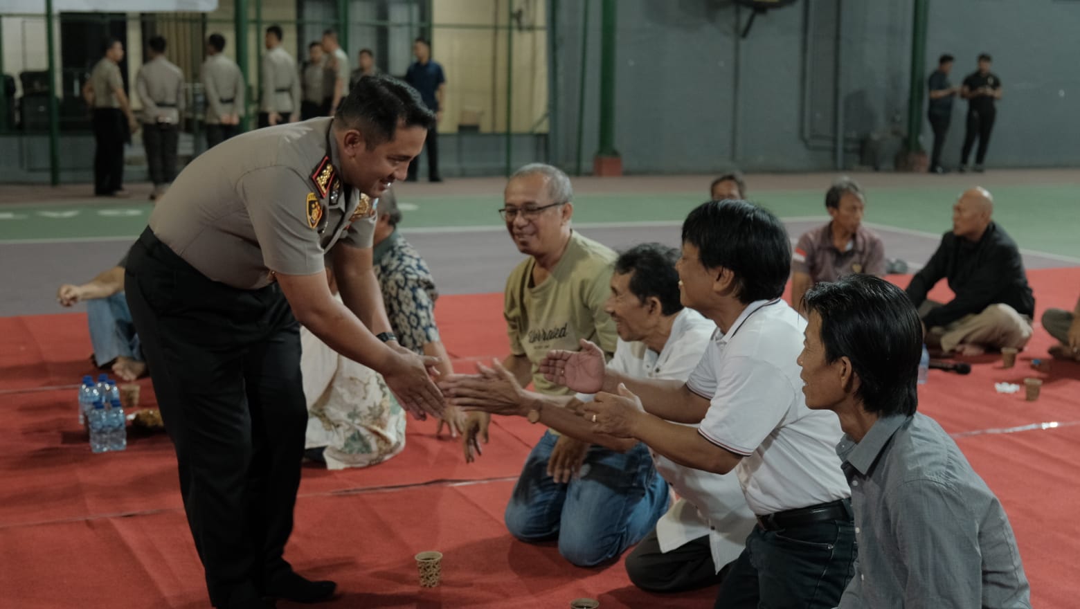Mbminvestigasi.com | Dengarkan aspirasi, Kapolres Kediri Cangkrukan Bersama Masyarakat Mbminvestigasi.com | Dengarkan aspirasi, Kapolres Kediri Cangkrukan Bersama Masyarakat