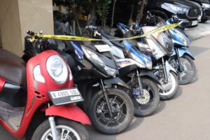 Mbminvestigasi.com | Cegat dan Ancam Pengendara di Kalideres, Lima Orang Debt Collector diamankan Polisi