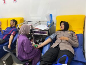 Mbminvestigasi.com | Sambut Hari Jadi Humas Polri ke-75, Sie Humas Polres Kediri Kota Gelar Bakti Sosial dan Donor Darah