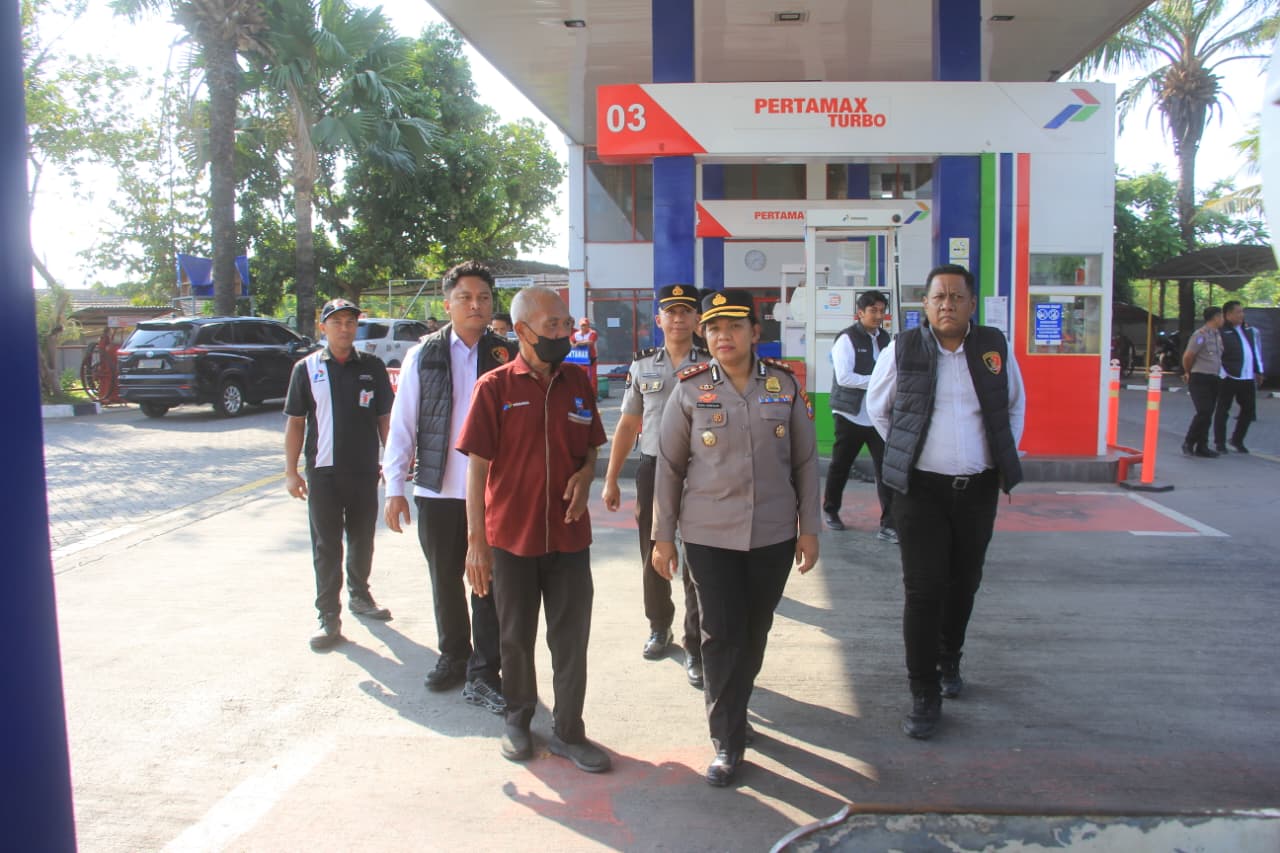 Mbminvestigasi.com | Kapolres Probolinggo Cek SPBU, Pastikan Pelayanan Tertib dan Stok BBM Tersedia Mbminvestigasi.com | Kapolres Probolinggo Cek SPBU, Pastikan Pelayanan Tertib dan Stok BBM Tersedia