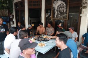 Mbminvestigasi.com | Kapolres Jember Serap Aspirasi Pedagang, Gelar Cangkrukan di Pasar Johar