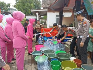 Mbminvestigasi.com | Polres Pasuruan Bersama Bhayangkari Salurkan Air Bersih dan Bansos untuk Warga Jatiarjo