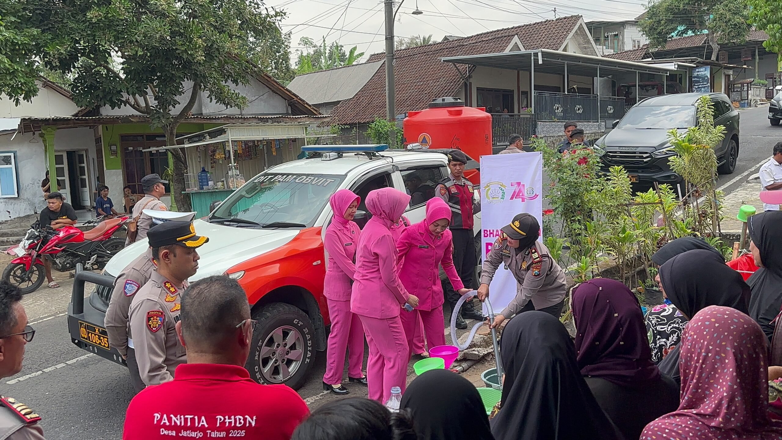 Mbminvestigasi.com | Polres Pasuruan Bersama Bhayangkari Salurkan Air Bersih dan Bansos untuk Warga Jatiarjo