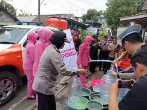 Mbminvestigasi.com | Polres Pasuruan Bersama Bhayangkari Salurkan Air Bersih dan Bansos untuk Warga Jatiarjo