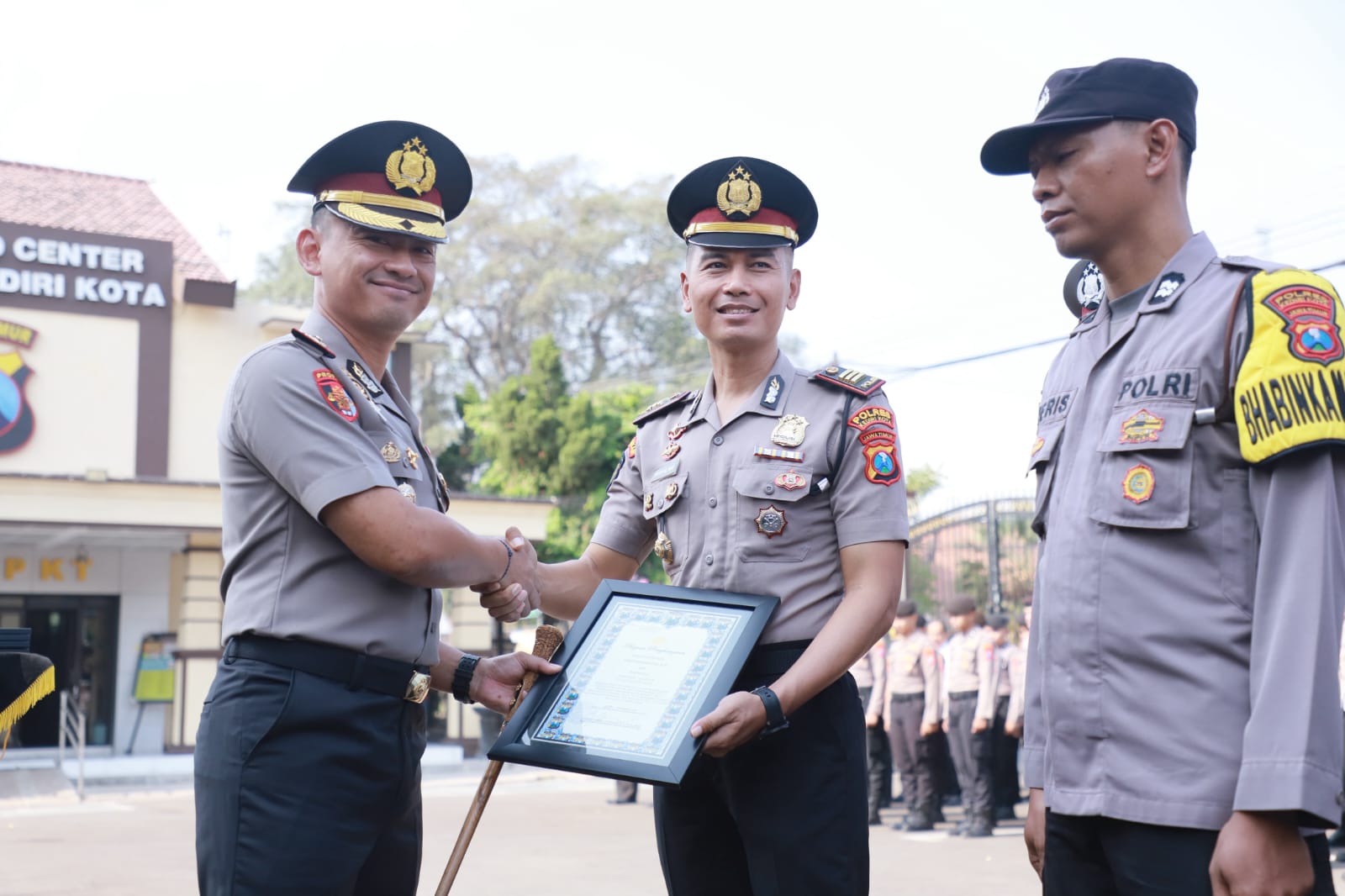 Mbminvestigasi.com | Respons Cepat Tangani Kebakaran Lahan SDHI, Kapolsek Tarokan dan 7 Personel Raih Penghargaan, Damkar Pos Grogol Turut Diapresiasi