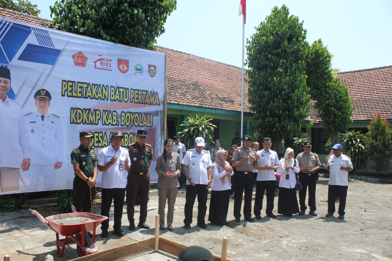Mbminvestigasi.com | Dandim dan Bupati Boyolali Letakkan Batu Pertama Pembangunan KDKMP Desa Sambon, Warga Sambut Penuh Harapan Mbminvestigasi.com | Dandim dan Bupati Boyolali Letakkan Batu Pertama Pembangunan KDKMP Desa Sambon, Warga Sambut Penuh Harapan