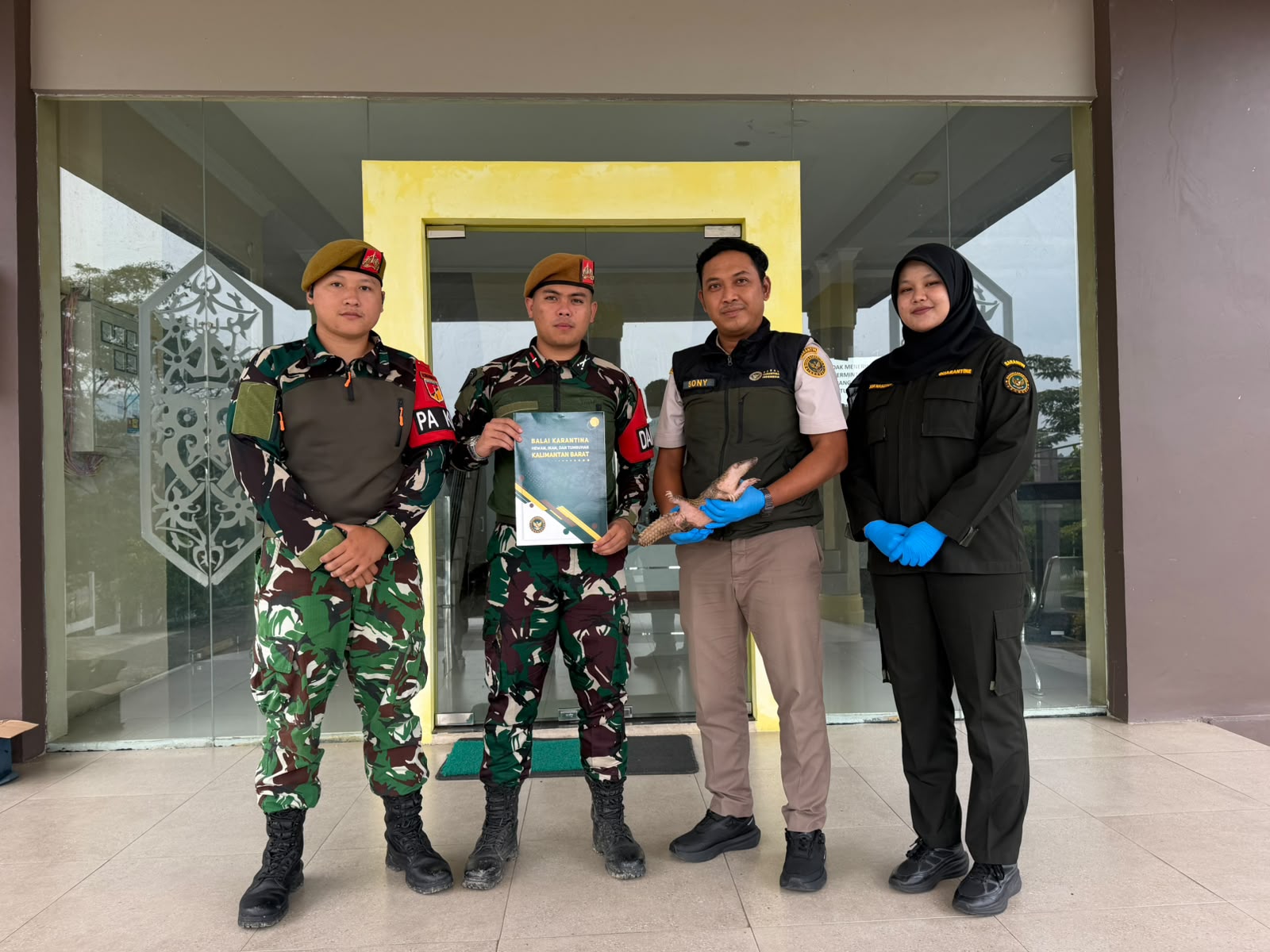 Mbminvestigasi.com | Warga Serahkan Trenggiling Hidup kepada Satgas Yonarmed 19/Bogani, Bukti Keberhasilan Pembinaan Masyarakat Perbatasan Mbminvestigasi.com | Warga Serahkan Trenggiling Hidup kepada Satgas Yonarmed 19/Bogani, Bukti Keberhasilan Pembinaan Masyarakat Perbatasan