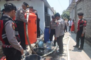 Mbminvestigasi.com | Atasi Kekeringan, Polres Blitar Kota Salurkan 3.000 Liter Air Bersih ke Kelurahan Sentul