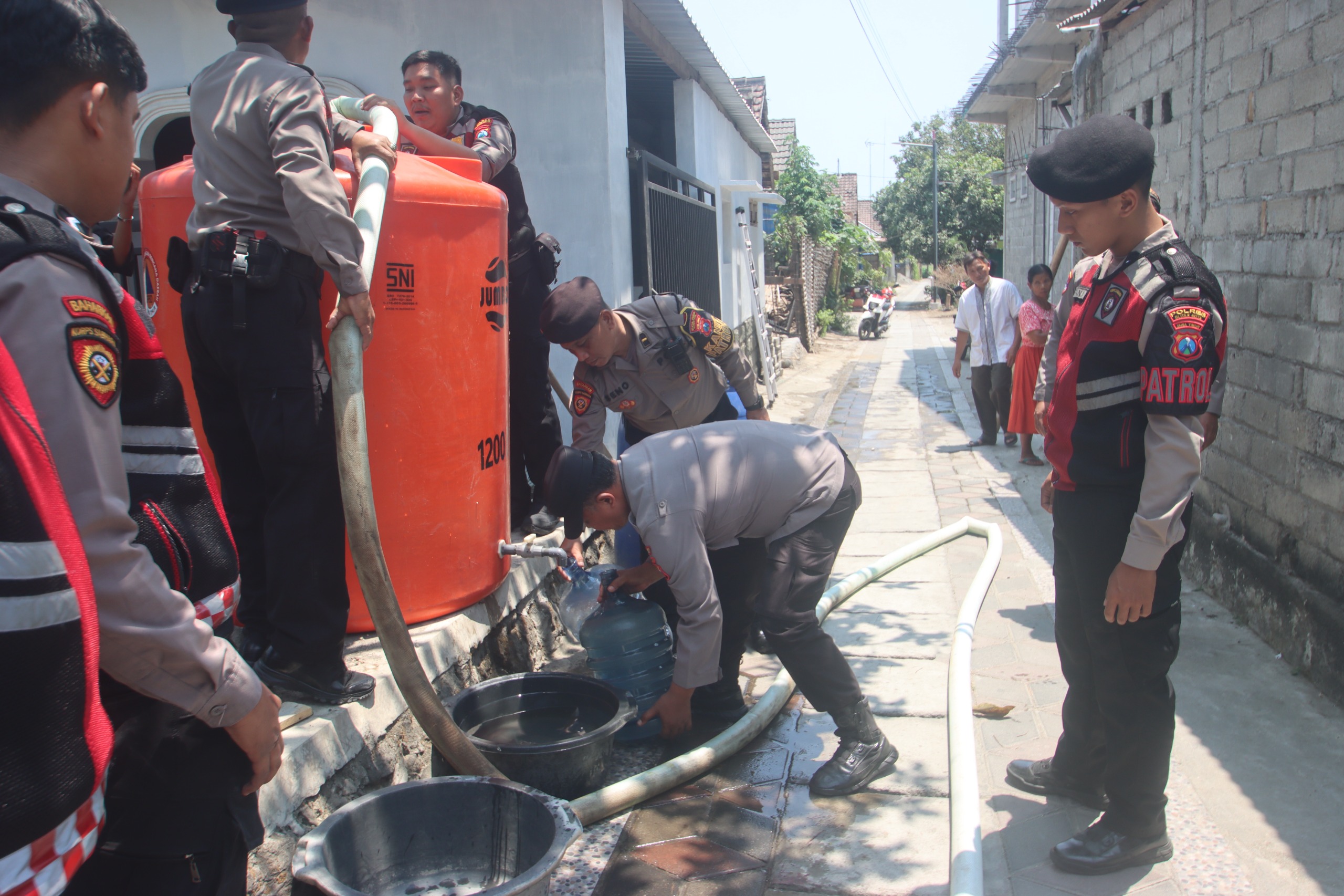 Mbminvestigasi.com | Atasi Kekeringan, Polres Blitar Kota Salurkan 3.000 Liter Air Bersih ke Kelurahan Sentul Mbminvestigasi.com | Atasi Kekeringan, Polres Blitar Kota Salurkan 3.000 Liter Air Bersih ke Kelurahan Sentul