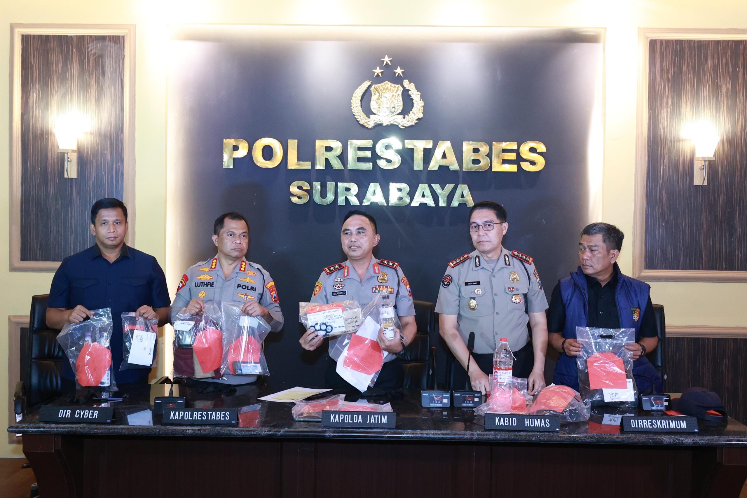 Mbminvestigasi.com | Polda Jatim Amankan 11 Orang Terkait Dugaan Upaya Memicu Kericuhan di Tengah Aksi Mahasiswa Surabaya Mbminvestigasi.com | Polda Jatim Amankan 11 Orang Terkait Dugaan Upaya Memicu Kericuhan di Tengah Aksi Mahasiswa Surabaya