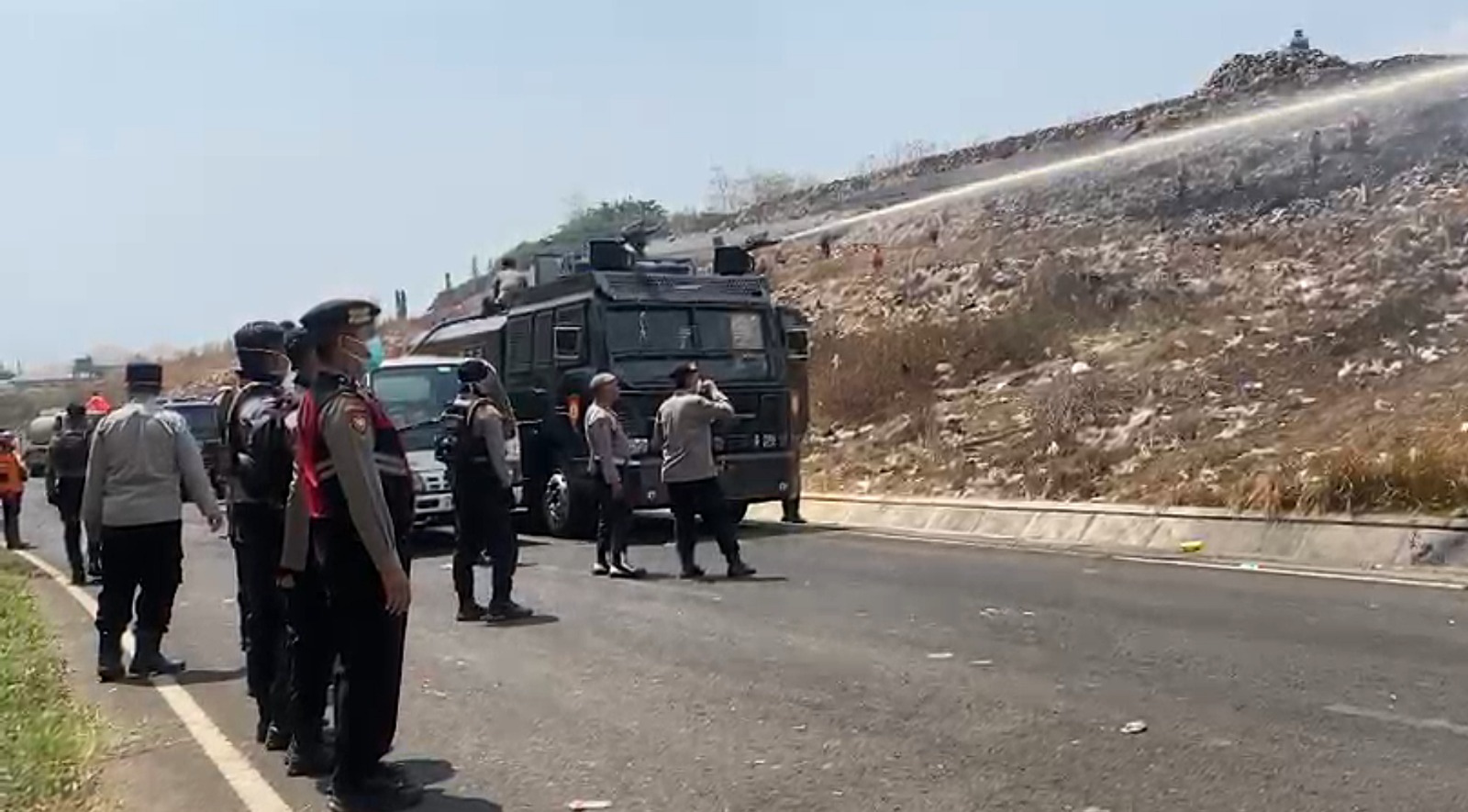 Mbminvestigasi.com | Polresta Malang Kota Kerahkan Mobil Water Cannon Bantu Tangani Kebakaran TPA Supit Urang Mbminvestigasi.com | Polresta Malang Kota Kerahkan Mobil Water Cannon Bantu Tangani Kebakaran TPA Supit Urang