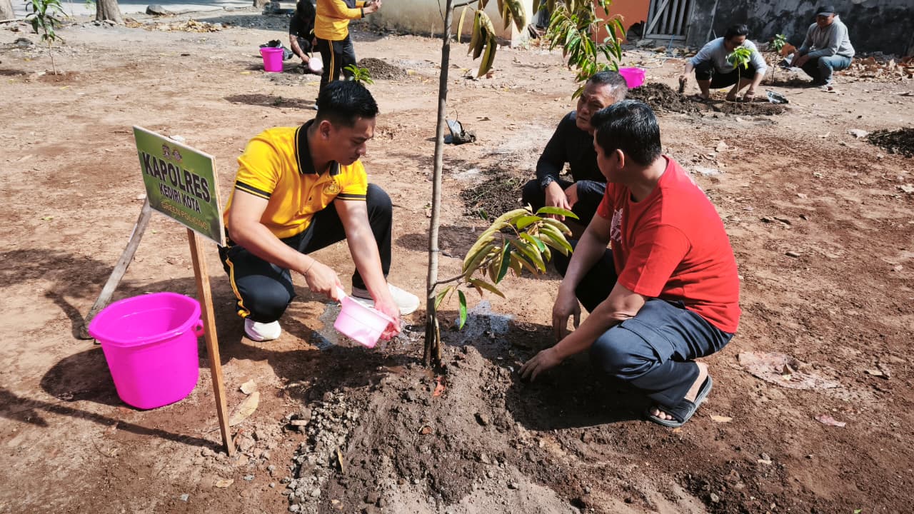 Mbminvestigasi.com | Tanam Pohon Bersama Warga, Kapolres Kediri Kota Gerakkan Green Policing di Aspol PK Bangsa Mbminvestigasi.com | Tanam Pohon Bersama Warga, Kapolres Kediri Kota Gerakkan Green Policing di Aspol PK Bangsa