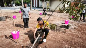 Mbminvestigasi.com | Tanam Pohon Bersama Warga, Kapolres Kediri Kota Gerakkan Green Policing di Aspol PK Bangsa