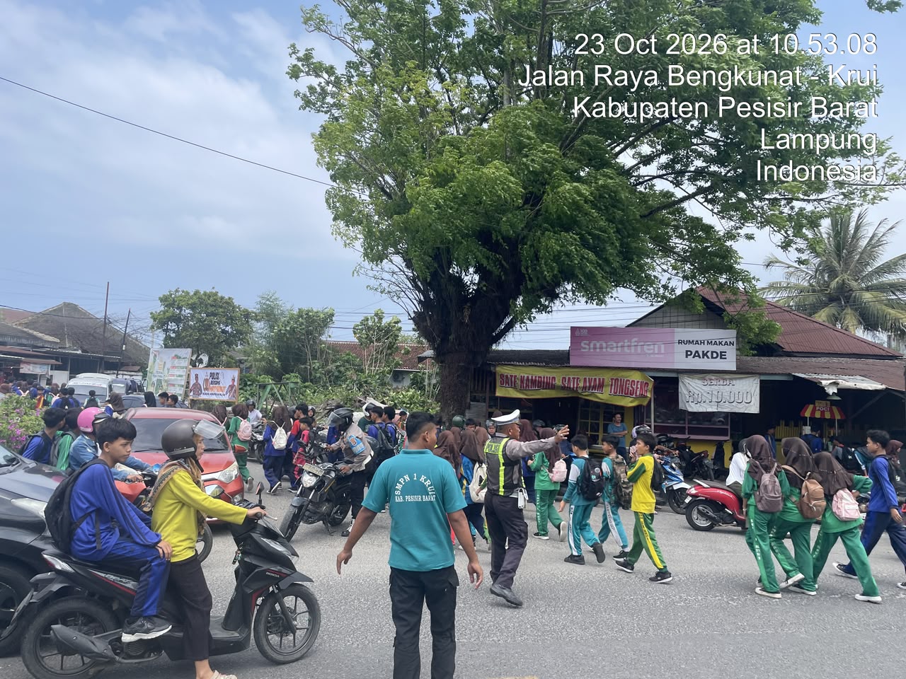 Mbminvestigasi.com | Sat Lantas Polres Pesisir Barat Gelar Pam Rawan Siang, Pastikan Arus Lalu Lintas Lancar Saat Jam Pulang Sekolah
