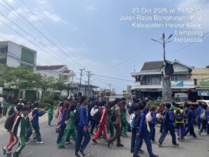 Mbminvestigasi.com | Sat Lantas Polres Pesisir Barat Gelar Pam Rawan Siang, Pastikan Arus Lalu Lintas Lancar Saat Jam Pulang Sekolah