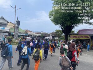 Mbminvestigasi.com | Sat Lantas Polres Pesisir Barat Gelar Pam Rawan Siang, Pastikan Arus Lalu Lintas Lancar Saat Jam Pulang Sekolah