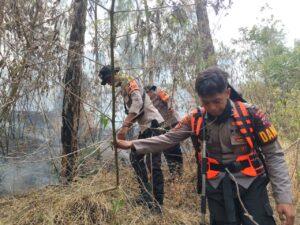 Mbminvestigasi.com | Polda Jatim dan Tim Gabungan Tangani Karhutla Gunung Arjuno Sisir 4 Wilayah