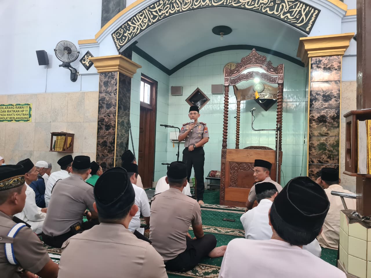 Mbminvestigasi.com | Lewat Jumat Keliling, Kapolres Kediri Kota Ajak Warga Tak Mudah Percaya Berita Hoaks Mbminvestigasi.com | Lewat Jumat Keliling, Kapolres Kediri Kota Ajak Warga Tak Mudah Percaya Berita Hoaks