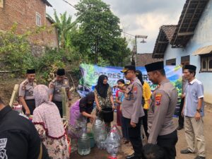 Mbminvestigasi.com | Polres Pasuruan Salurkan Air Bersih untuk Warga Terdampak Karhutla