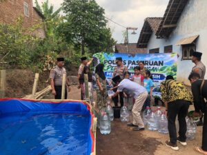 Mbminvestigasi.com | Polres Pasuruan Salurkan Air Bersih untuk Warga Terdampak Karhutla