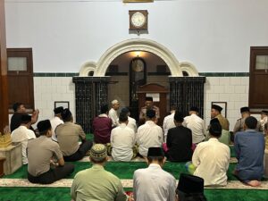 Mbminvestigasi.com | Subuh Keliling di Masjid Darunnajach, Kapolres Kediri Kota Ajak Warga Jaga Kamtibmas dan Manfaatkan Layanan 110