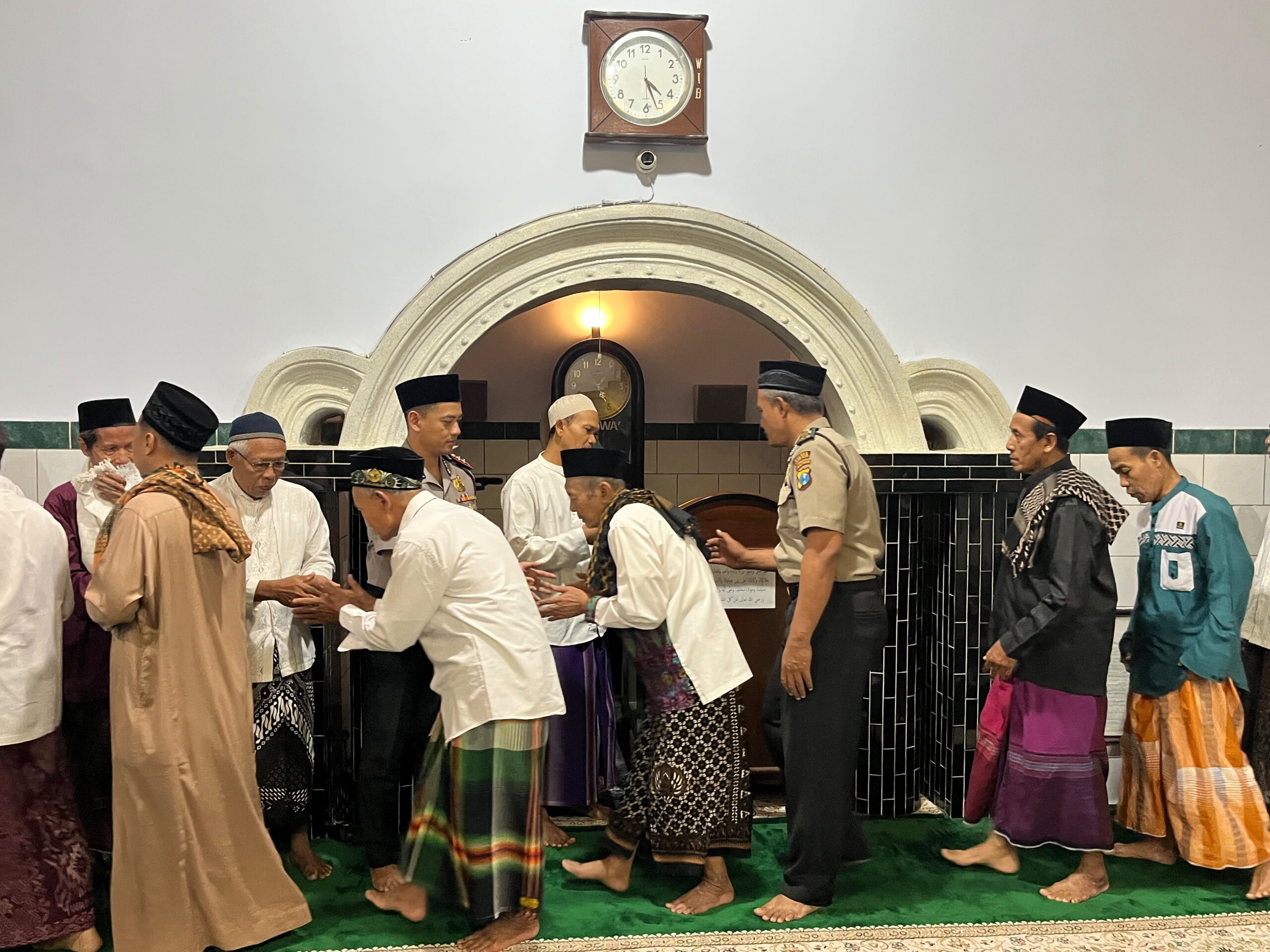 Mbminvestigasi.com | Subuh Keliling di Masjid Darunnajach, Kapolres Kediri Kota Ajak Warga Jaga Kamtibmas dan Manfaatkan Layanan 110 Mbminvestigasi.com | Subuh Keliling di Masjid Darunnajach, Kapolres Kediri Kota Ajak Warga Jaga Kamtibmas dan Manfaatkan Layanan 110