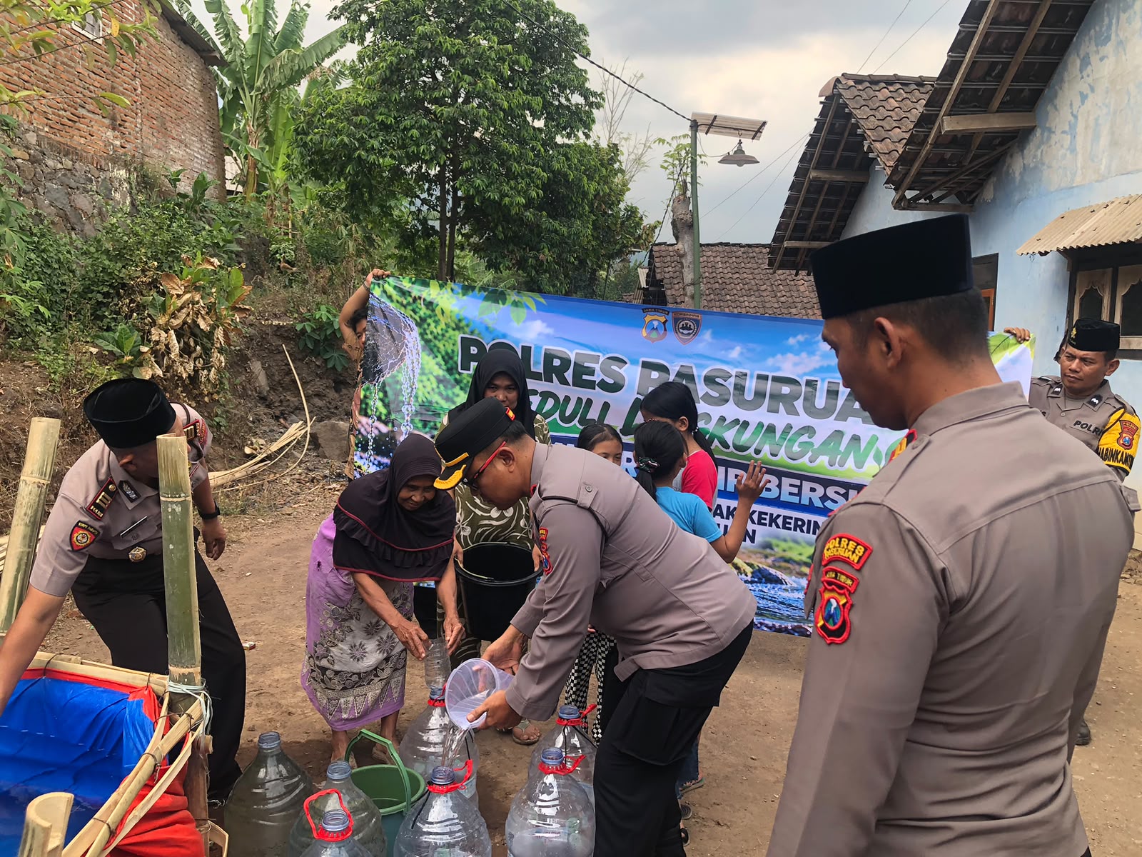 Mbminvestigasi.com | Polres Pasuruan Salurkan Air Bersih untuk Warga Terdampak Karhutla Mbminvestigasi.com | Polres Pasuruan Salurkan Air Bersih untuk Warga Terdampak Karhutla