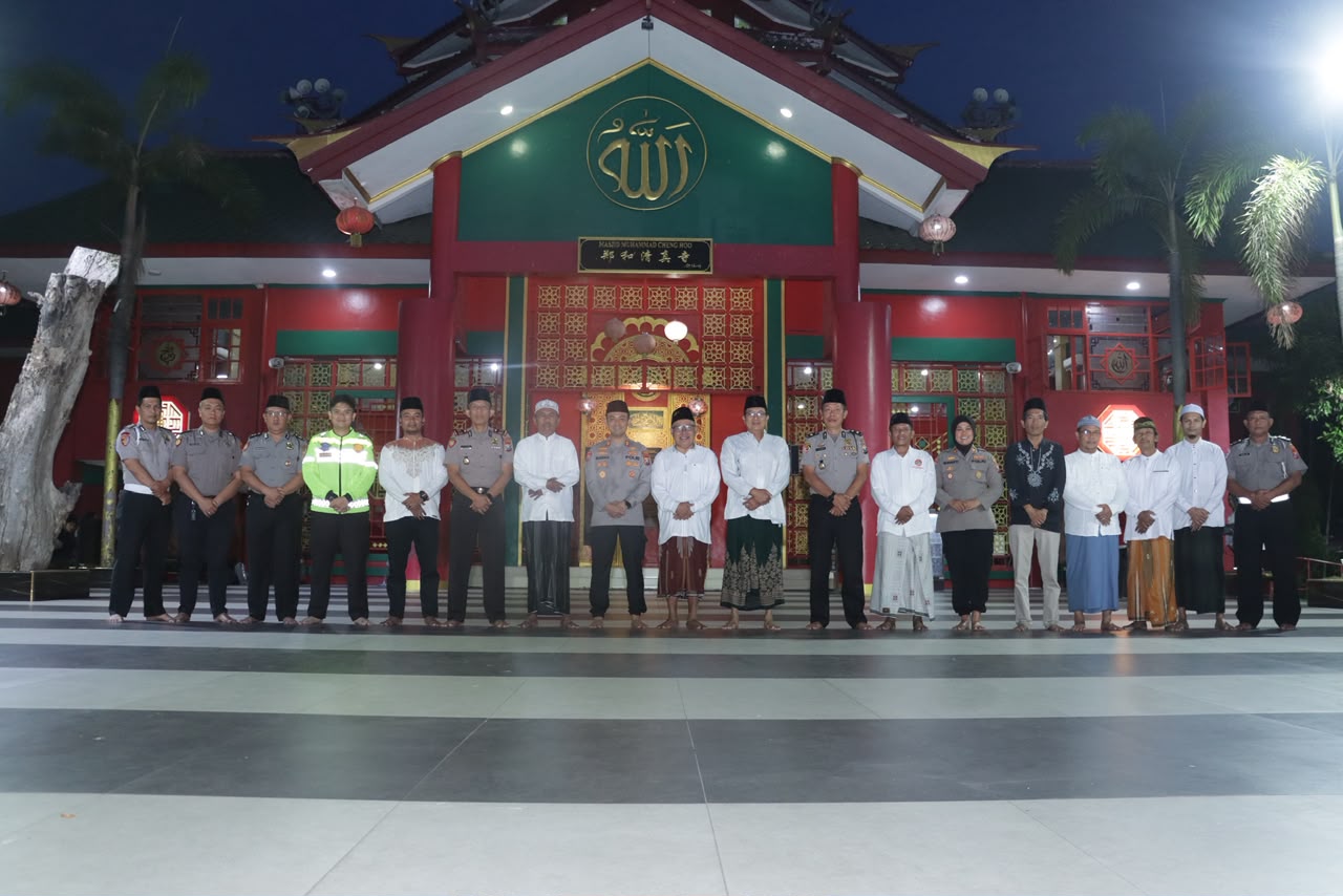 Mbminvestigasi.com | Kapolres Pasuruan Ajak Warga Jaga Kamtibmas Lewat Subuh Keliling di Masjid Cheng Hoo Mbminvestigasi.com | Kapolres Pasuruan Ajak Warga Jaga Kamtibmas Lewat Subuh Keliling di Masjid Cheng Hoo