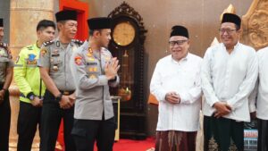 Mbminvestigasi.com | Kapolres Pasuruan Ajak Warga Jaga Kamtibmas Lewat Subuh Keliling di Masjid Cheng Hoo