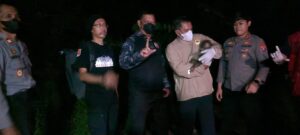 Mbminvestigasi.com | Tak Hanya Padamkan Api, Polri Selamatkan Anak Beruang Madu Terdampak Karhutla