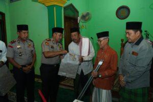 Mbminvestigasi.com | Subuh Keliling, Kapolres Kediri Perkuat Peran Warga Jaga Kamtibmas