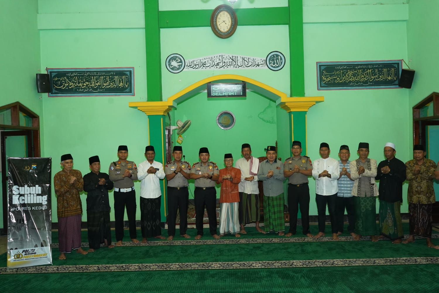 Mbminvestigasi.com | Subuh Keliling, Kapolres Kediri Perkuat Peran Warga Jaga Kamtibmas Mbminvestigasi.com | Subuh Keliling, Kapolres Kediri Perkuat Peran Warga Jaga Kamtibmas